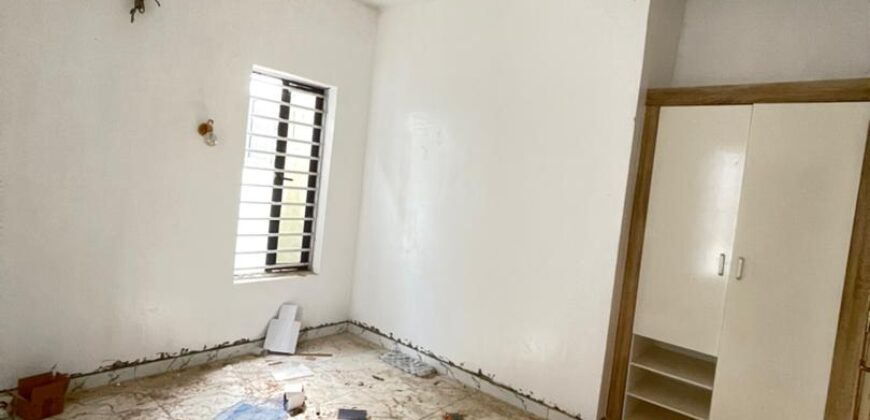 WELL BUILT 5 BEDROOM FULLY DETACHED DUPLEX* –